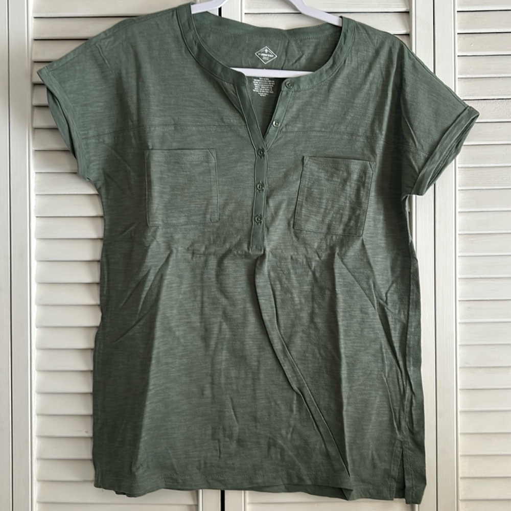 Green New without tags shirt Smoke Free Home No Rips No Stains